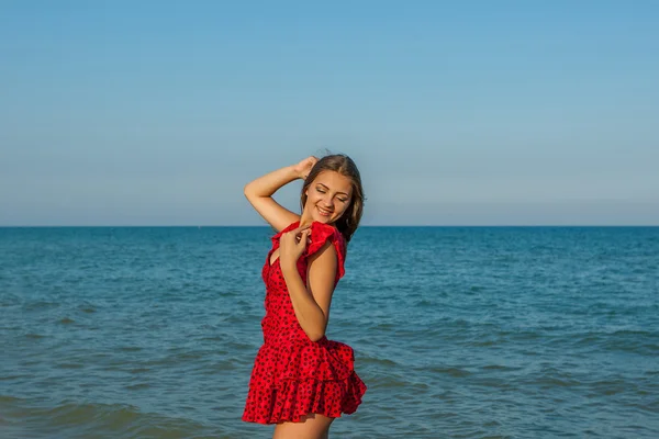 Jovem mulher felicidade no mar — Fotografia de Stock