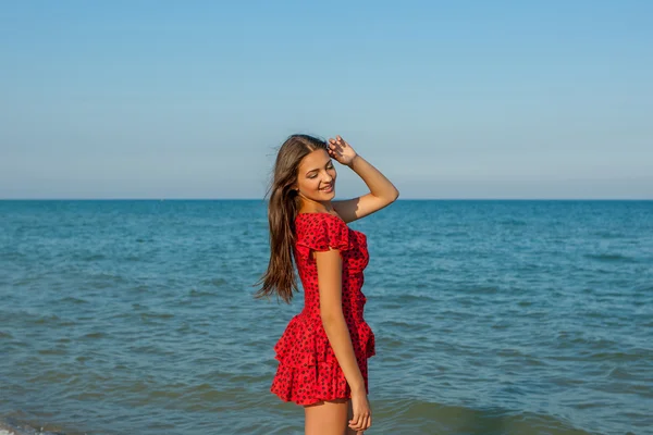 Jovem mulher felicidade no mar — Fotografia de Stock