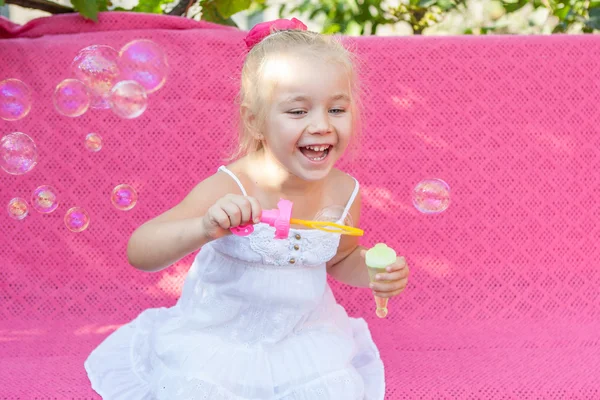 Bambina felice con bolle di sapone — Foto Stock