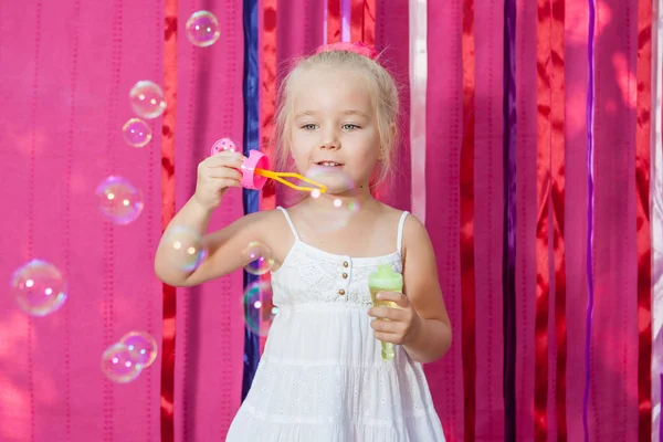 Glückliches kleines Mädchen mit Seifenblasen — Stockfoto