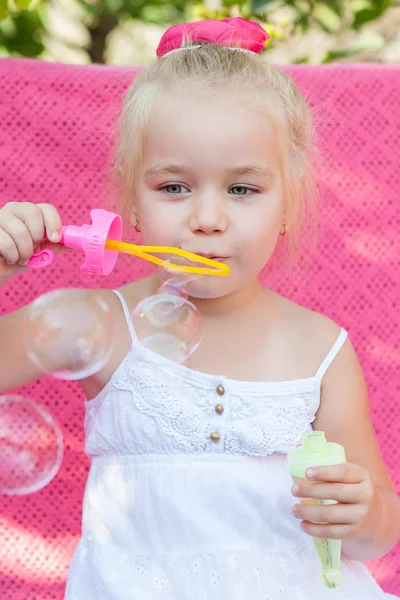 Glad liten flicka med såpbubblor — Stockfoto