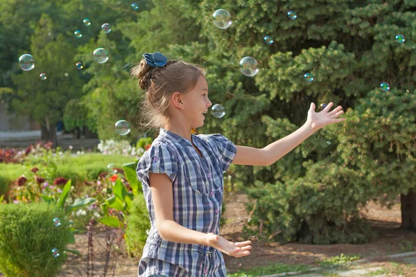 Šťastná holčička s mýdlovými bublinkami — Stock fotografie