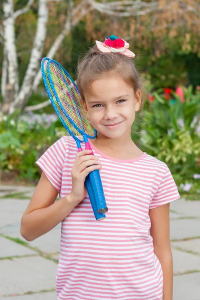 Leuk meisje met racket buitenshuis — Stockfoto