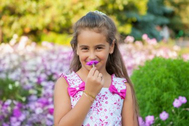 Gülümseyen küçük kız