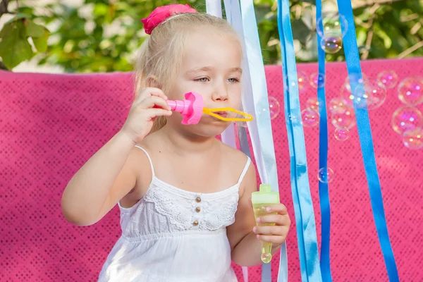 Glad liten flicka med såpbubblor — Stockfoto