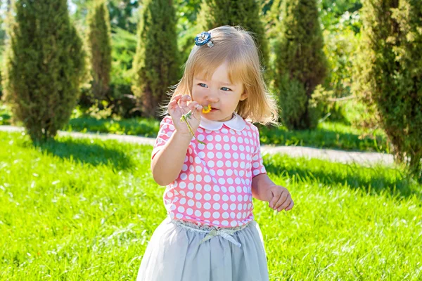 Porträt eines kleinen Mädchens mit Blume — Stockfoto