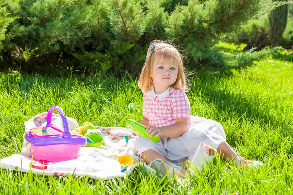 Щаслива маленька дівчинка на сонячному лузі — стокове фото