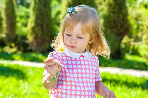 Porträtt av en liten flicka med blomma — Stockfoto