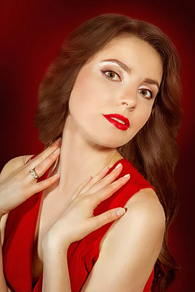 Sexy vrouw in rode jurk — Stockfoto