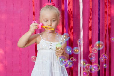 Sabun köpüklü mutlu küçük kız