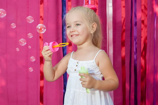 Bambina felice con bolle di sapone — Foto Stock