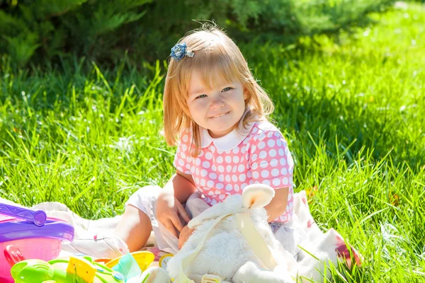 Šťastná holčička v sunny louka — Stock fotografie