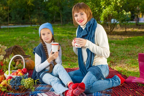 Sonbahar Park küçük kızı ile mutlu anne — Stok fotoğraf