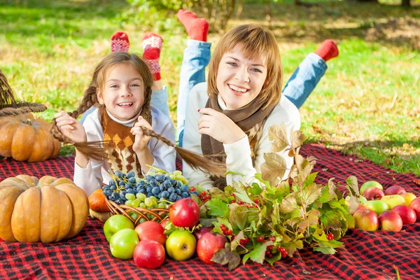 Madre feliz con hija pequeña en el parque de otoño — Foto de Stock