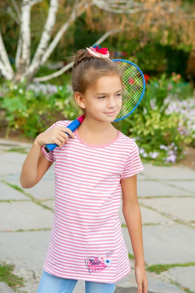 Menina bonito com raquete ao ar livre — Fotografia de Stock