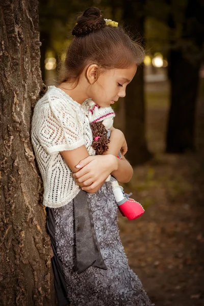 Menina encantadora na floresta com boneca — Fotografia de Stock