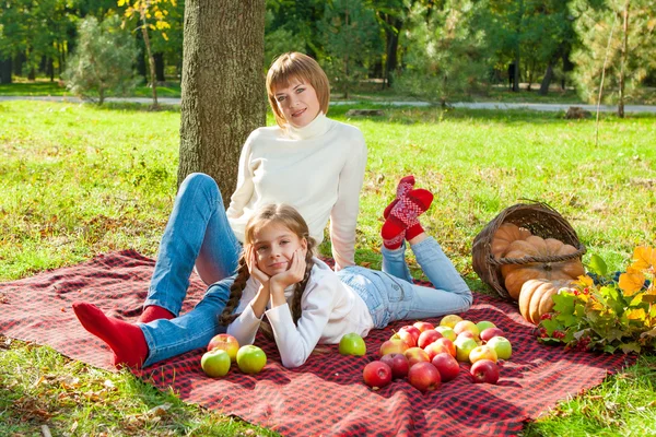 Madre feliz con hija pequeña en el parque de otoño — Foto de Stock