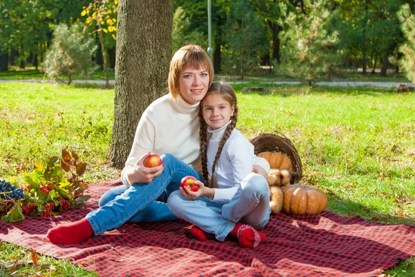秋の公園で娘と母 — ストック写真