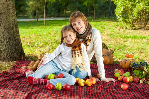 Madre feliz con hija pequeña en el parque de otoño — Foto de Stock
