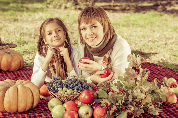 Madre feliz con hija pequeña en el parque de otoño — Foto de Stock