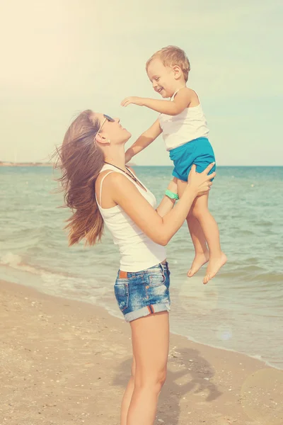 Mother and her son having fun on the beach — Stock Photo, Image