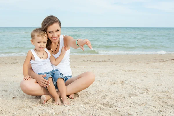 Madre y su hijo se divierten en la playa —  Fotos de Stock