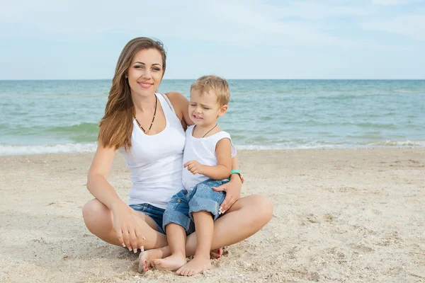 Mamma och hennes son att ha kul på stranden — Stockfoto