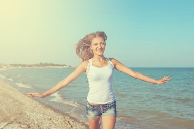 denizin üzerinde neşeli genç kız