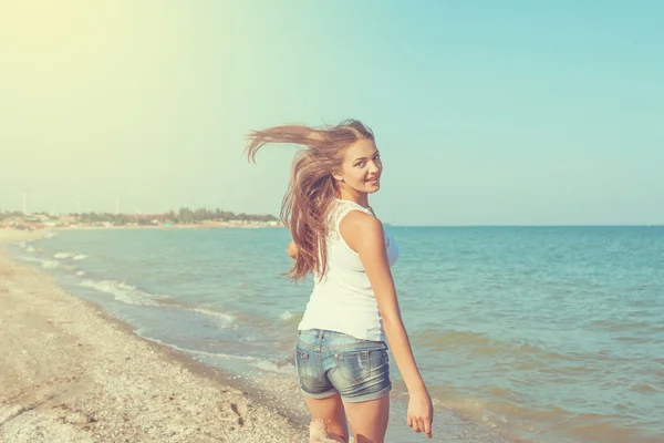 Junges fröhliches Mädchen auf dem Meer — Stockfoto