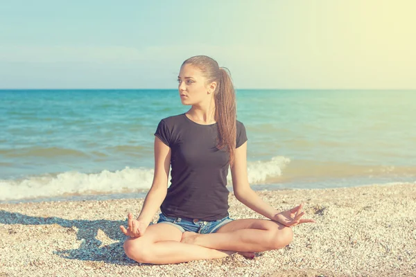 Young woman practicing yoga — Stock Photo, Image