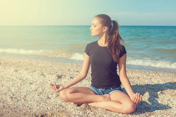 Young woman practicing yoga — Stock Photo, Image