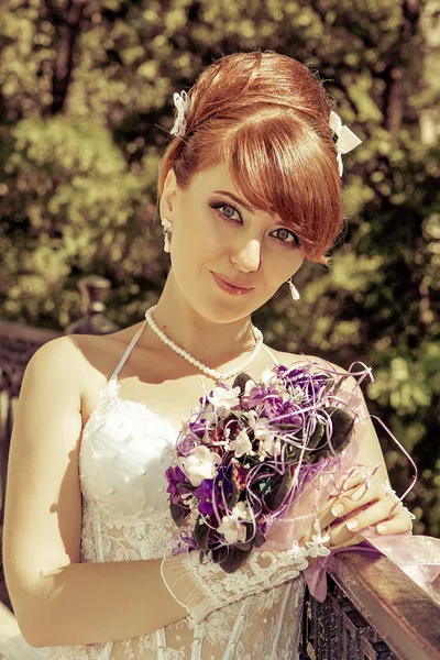 Retrato pelirroja encantadora novia — Foto de Stock