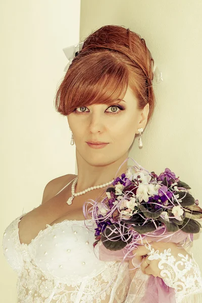 Portrait rousse charmante mariée — Photo