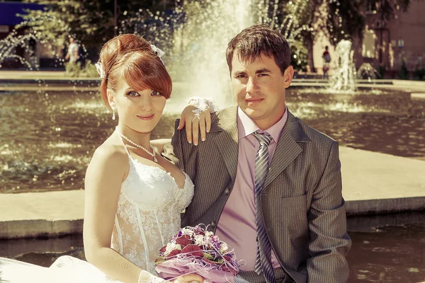 Portrait  redhead  bride and groom — Stock Photo, Image