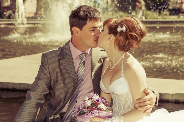 Bride and groom gentle kiss — Stock Photo, Image
