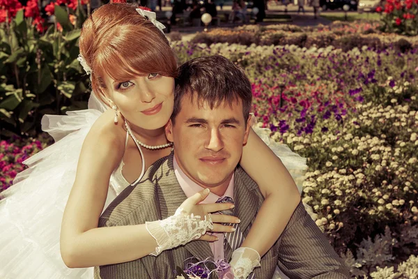 Portrait  redhead  bride and groom — Stock Photo, Image