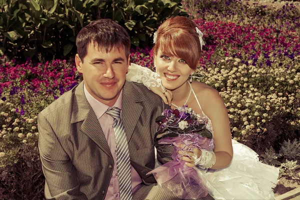 Portrait  redhead  bride and groom — Stock Photo, Image