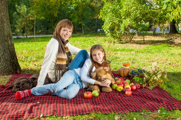 Happy mother with little daughter in autumn park — Stock Photo, Image