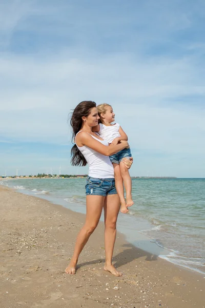 Mãe e sua filha se divertindo na praia — Fotografia de Stock