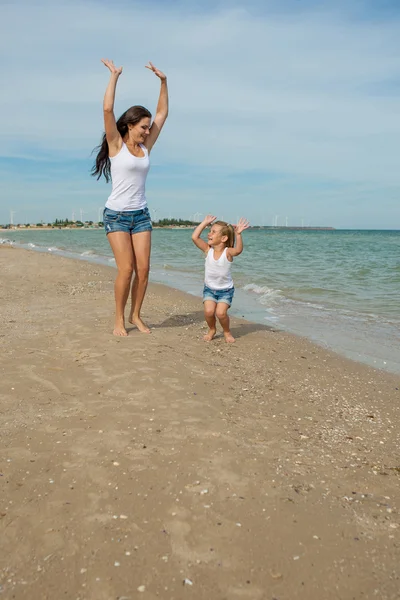 Moeder en haar dochter plezier op het strand — Stockfoto