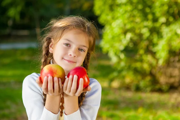 Kleines Mädchen mit Äpfeln — Stockfoto