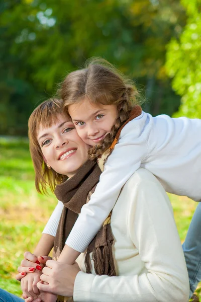 Madre felice con figlioletta nel parco autunnale — Foto Stock