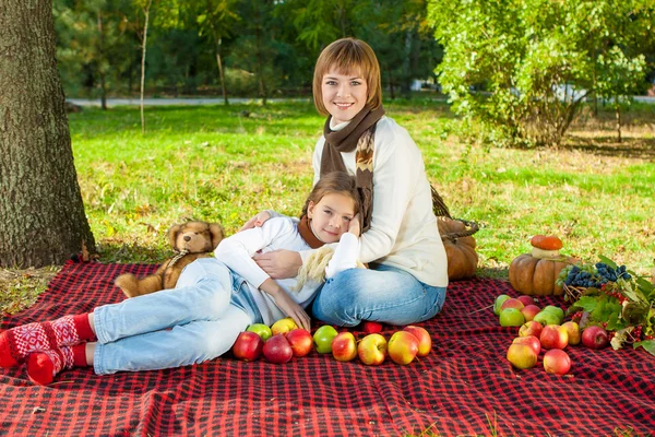 Happy mother with little daughter in autumn park — Stock Photo, Image