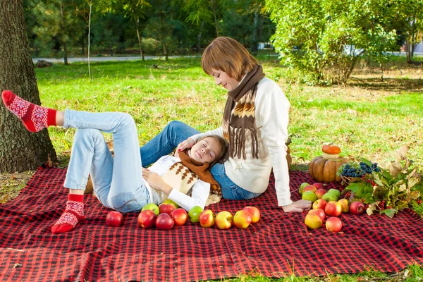 Šťastná matka s malou dcerou v podzimním parku — Stock fotografie