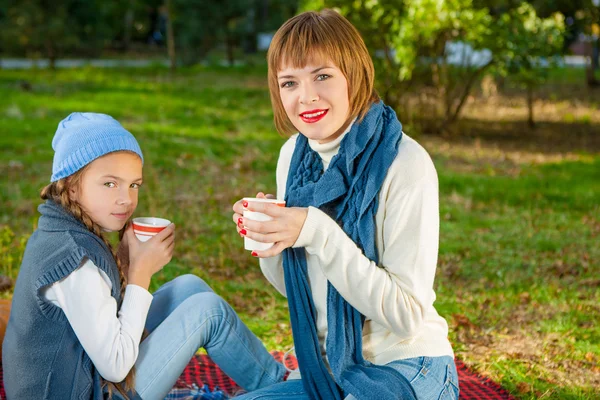 Madre felice con figlioletta nel parco autunnale — Foto Stock