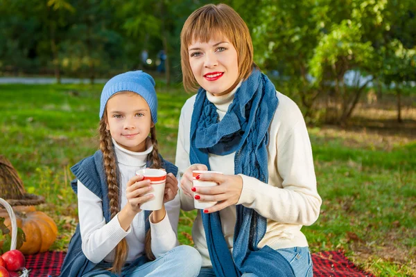 Madre felice con figlioletta nel parco autunnale — Foto Stock