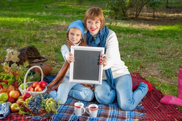 Madre felice con figlioletta nel parco autunnale — Foto Stock