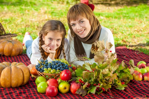 Madre felice con figlioletta nel parco autunnale — Foto Stock