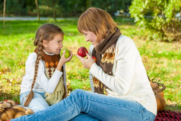 Madre felice con figlioletta nel parco autunnale — Foto Stock