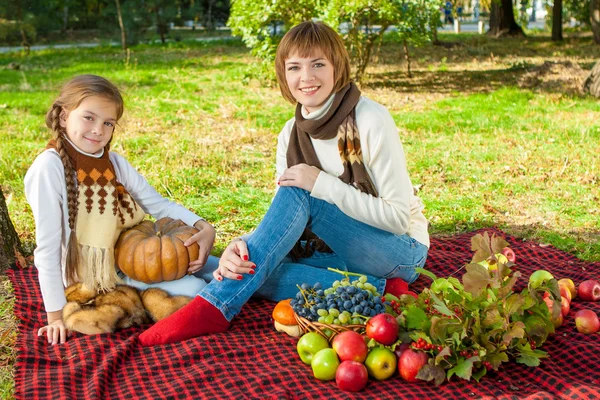 Madre feliz con hija pequeña en el parque de otoño — Foto de Stock